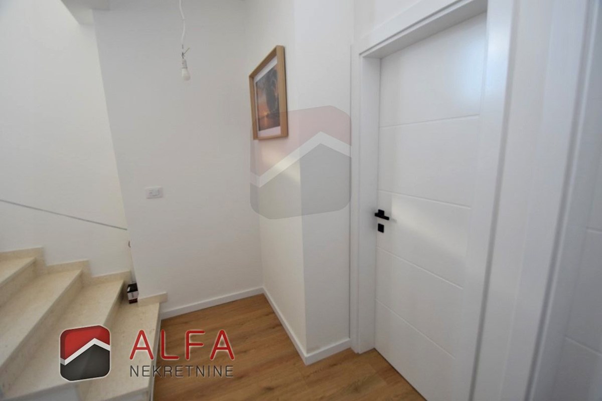 Hrvaška, Vodice, Srima, prodaja nova opremljena polpritlična hiša, blizu morja