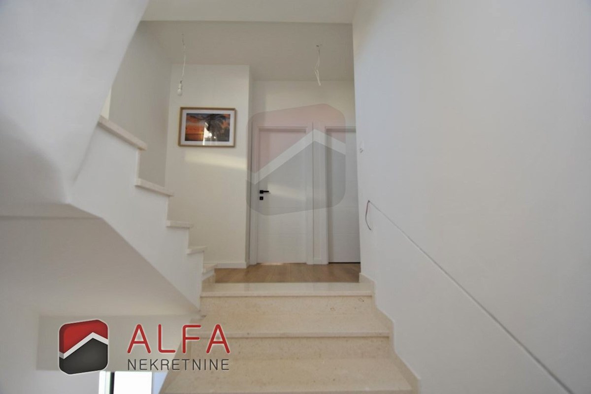 Hrvaška, Vodice, Srima, prodaja nova opremljena polpritlična hiša, blizu morja