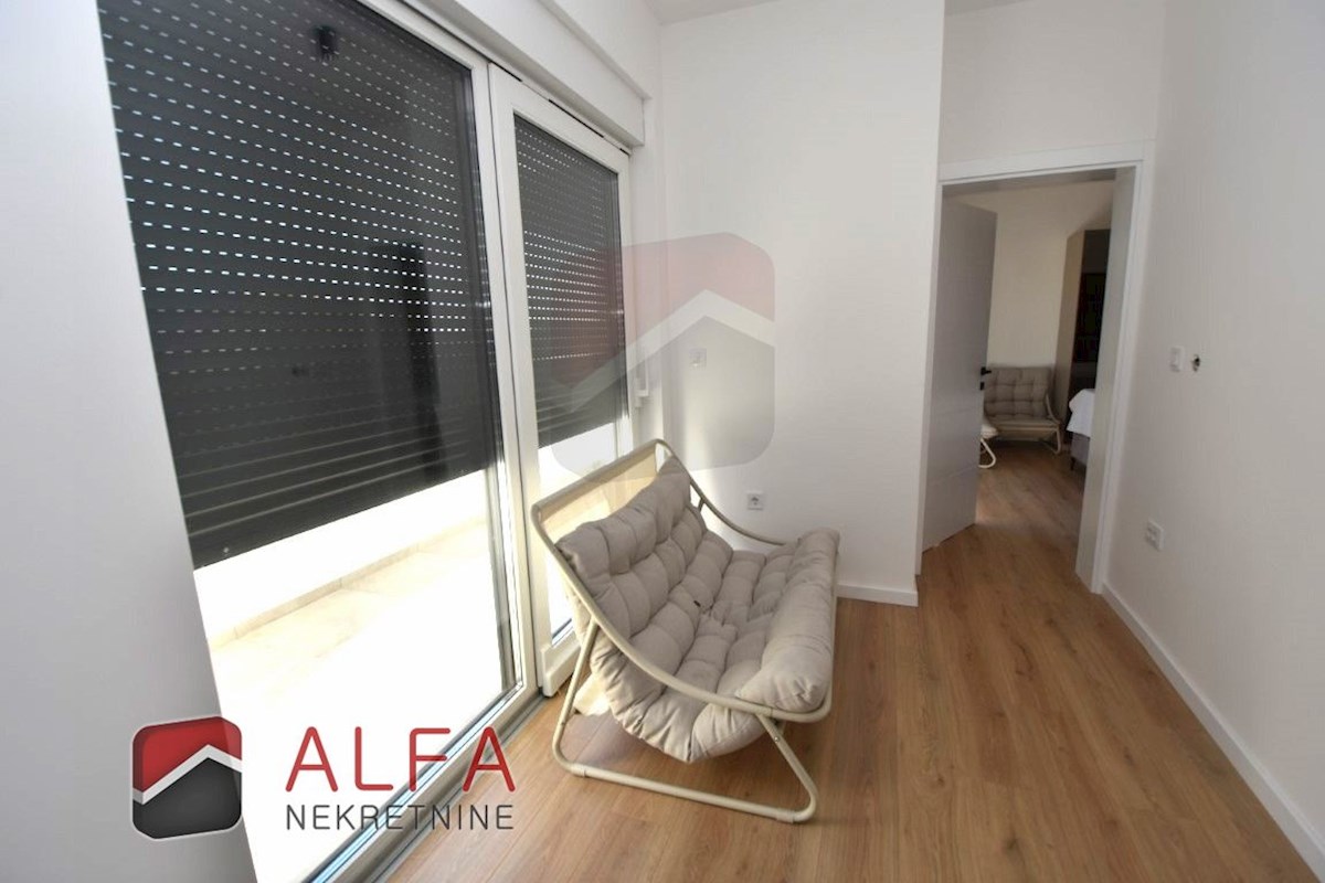 Hrvaška, Vodice, Srima, prodaja nova opremljena polpritlična hiša, blizu morja