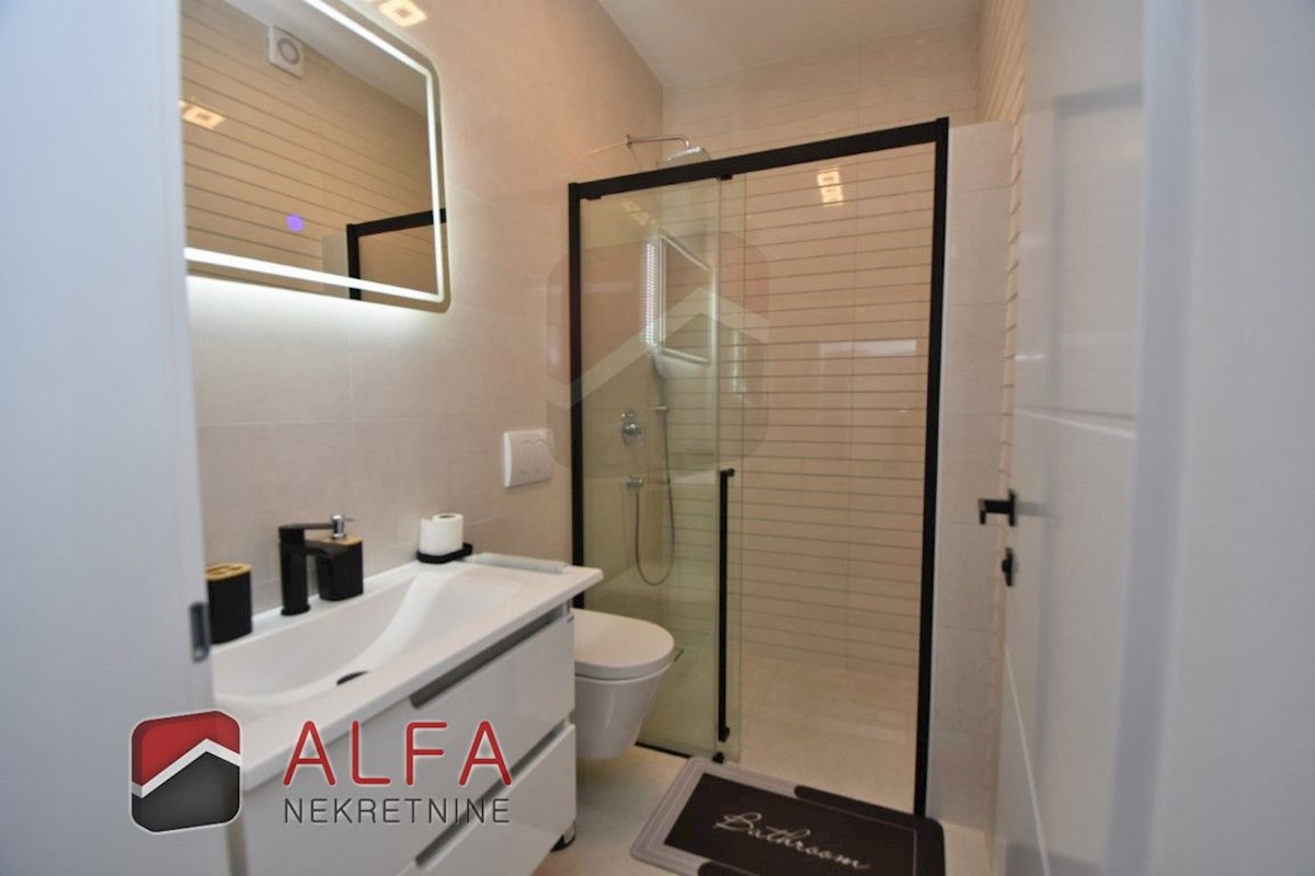 Hrvaška, Vodice, Srima, prodaja nova opremljena polpritlična hiša, blizu morja