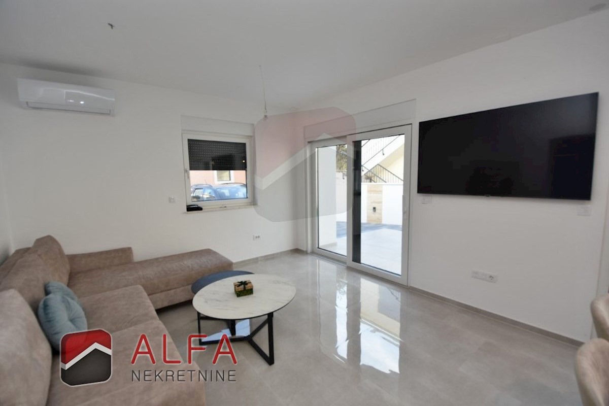 Hrvaška, Vodice, Srima, prodaja nova opremljena polpritlična hiša, blizu morja