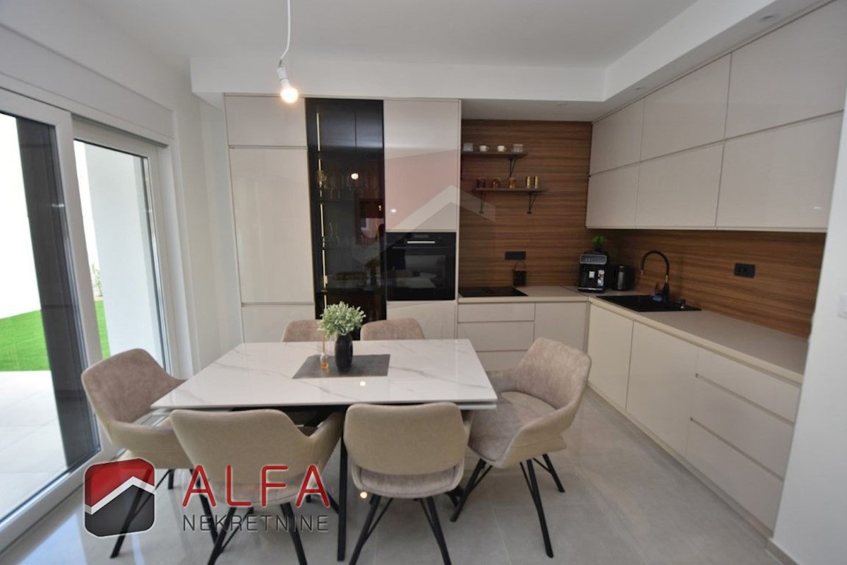 Hrvaška, Vodice, Srima, prodaja nova opremljena polpritlična hiša, blizu morja