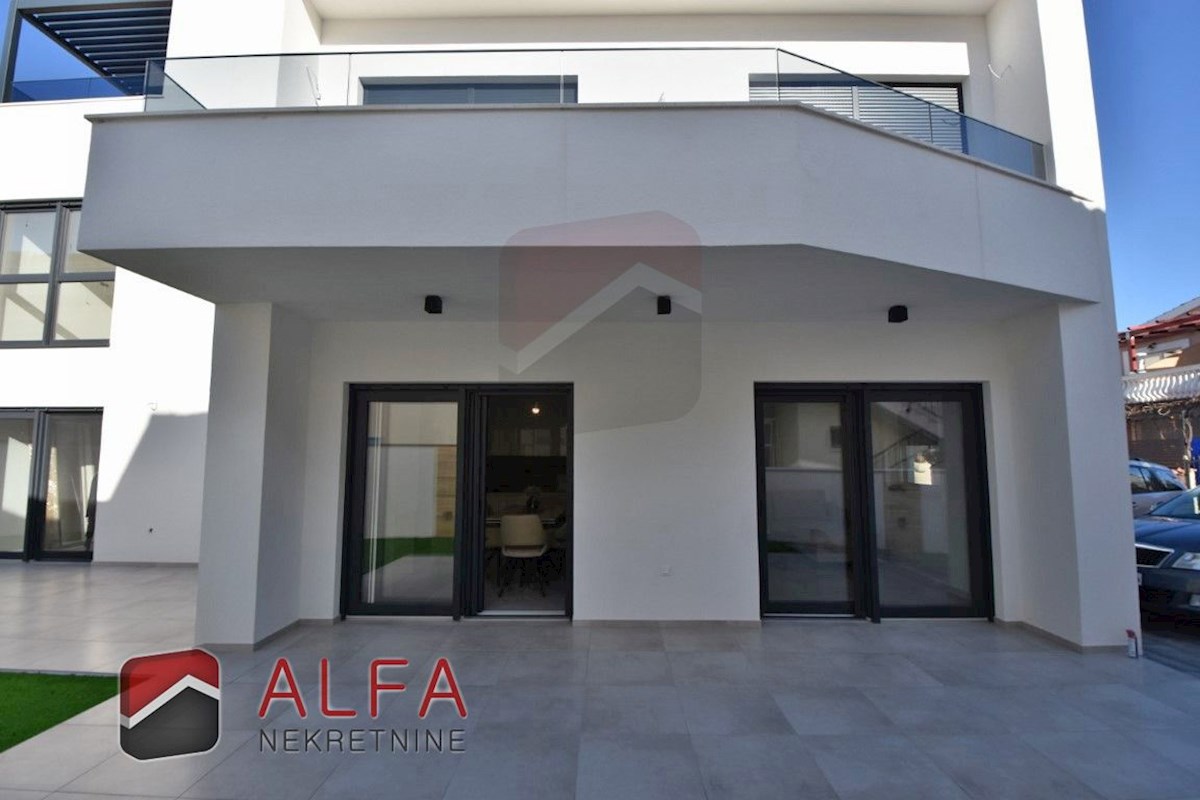 Hrvaška, Vodice, Srima, prodaja nova opremljena polpritlična hiša, blizu morja