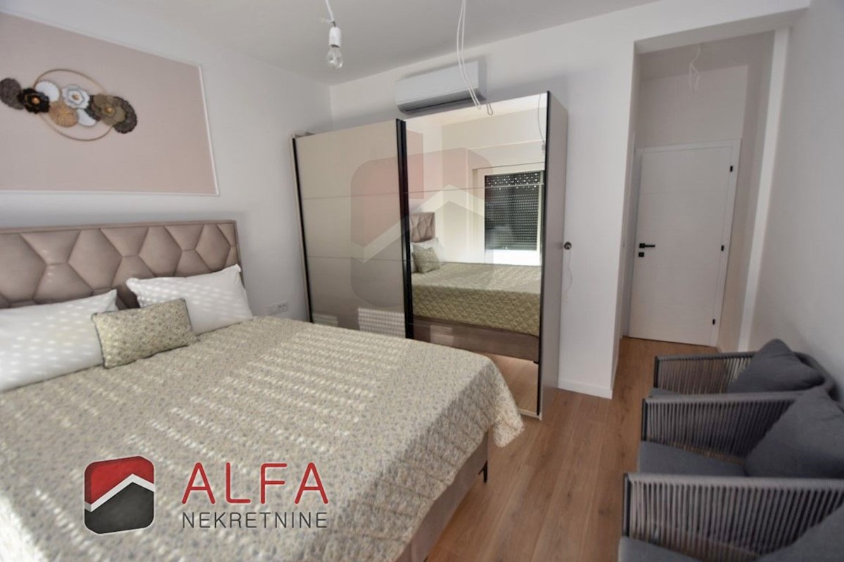 Hrvaška, Vodice, Srima, prodaja nova opremljena polpritlična hiša, blizu morja