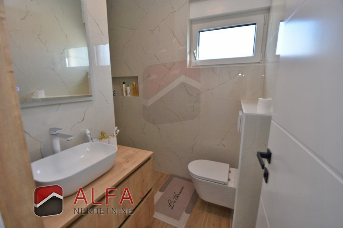 Hrvaška, Vodice, Srima, prodaja nova opremljena polpritlična hiša, blizu morja