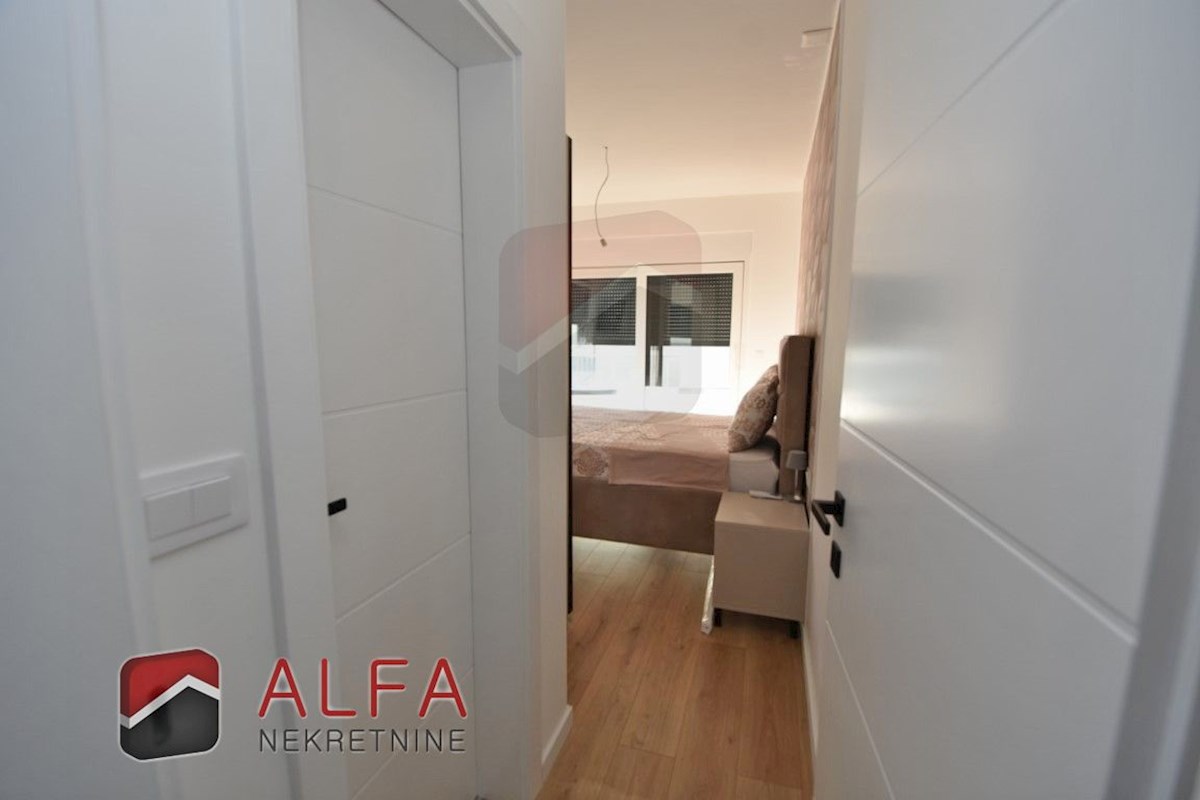 Hrvaška, Vodice, Srima, prodaja nova opremljena polpritlična hiša, blizu morja