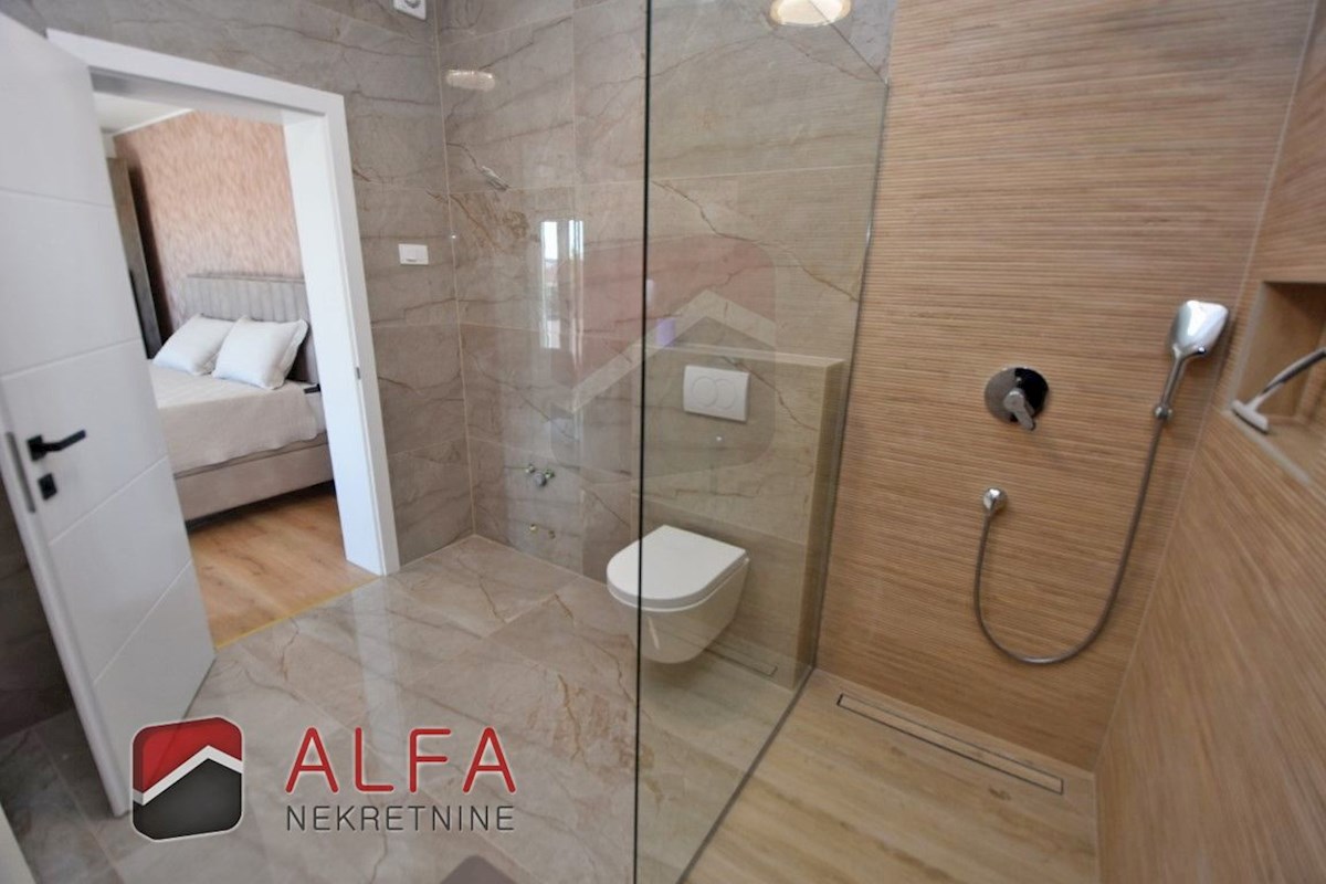 Hrvaška, Vodice, Srima, prodaja nova opremljena polpritlična hiša, blizu morja