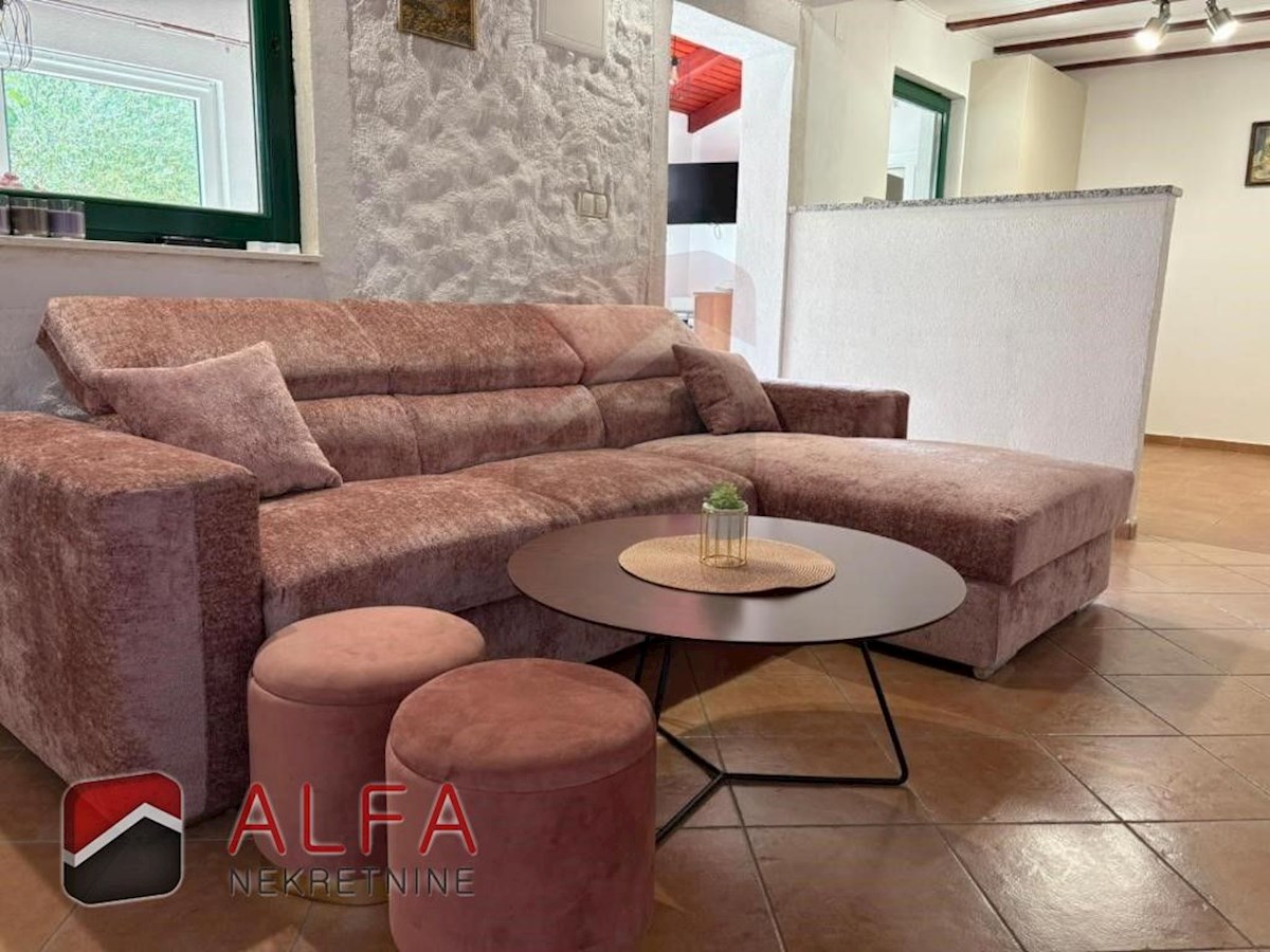 Vodice – hiša z bazenom in oljčnim nasadom naprodaj