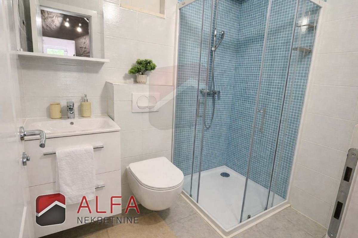 Vodice – hiša z bazenom in oljčnim nasadom naprodaj