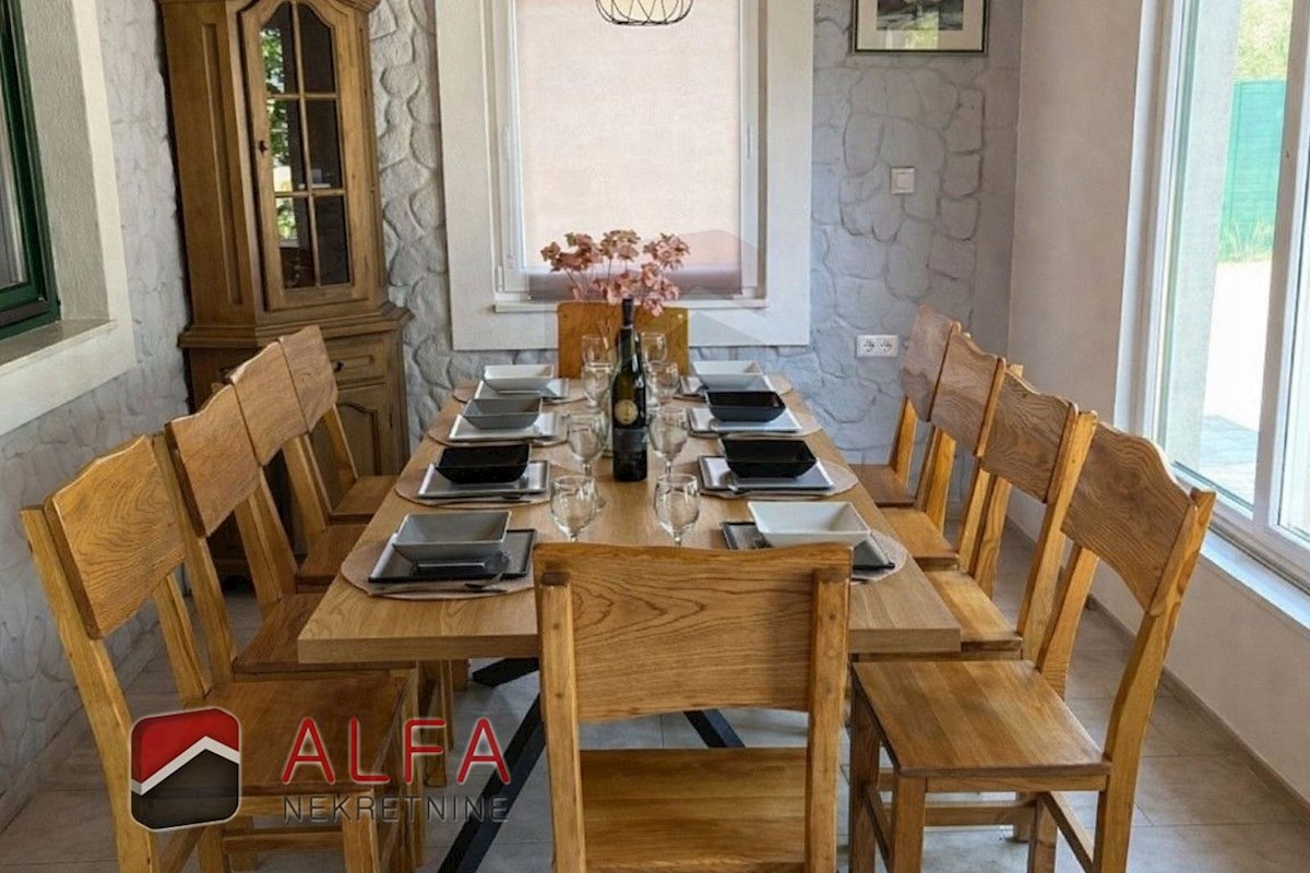 Vodice – hiša z bazenom in oljčnim nasadom naprodaj