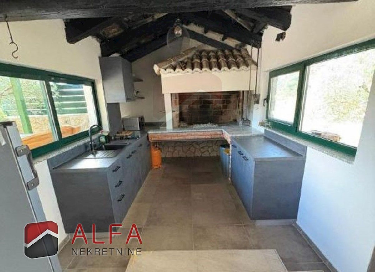 Vodice – hiša z bazenom in oljčnim nasadom naprodaj