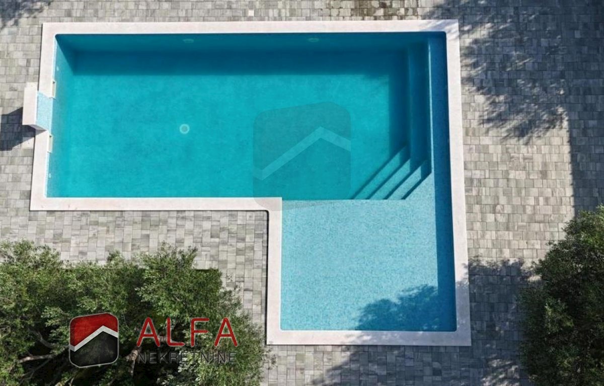 Vodice – hiša z bazenom in oljčnim nasadom naprodaj