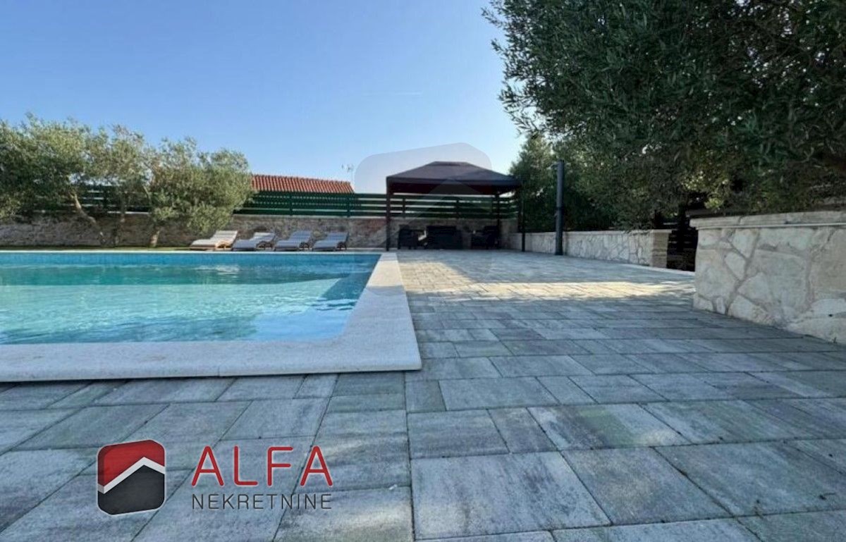 Vodice – hiša z bazenom in oljčnim nasadom naprodaj