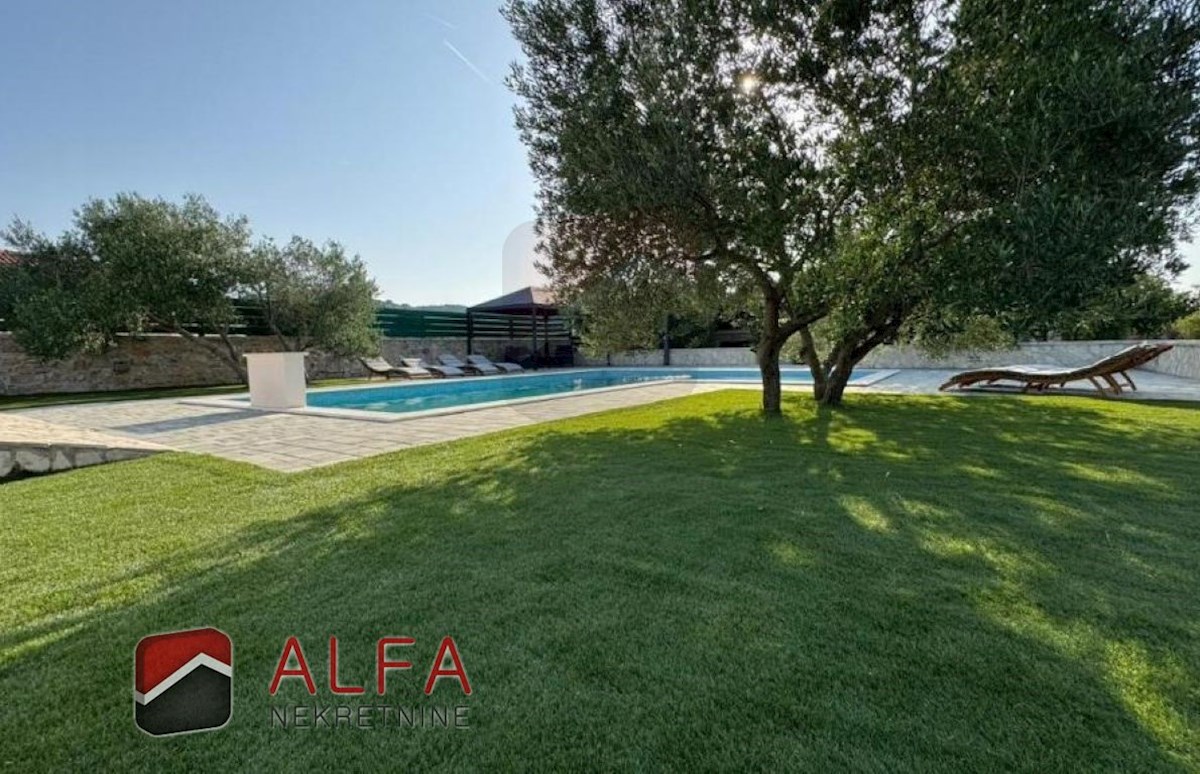 Vodice – hiša z bazenom in oljčnim nasadom naprodaj