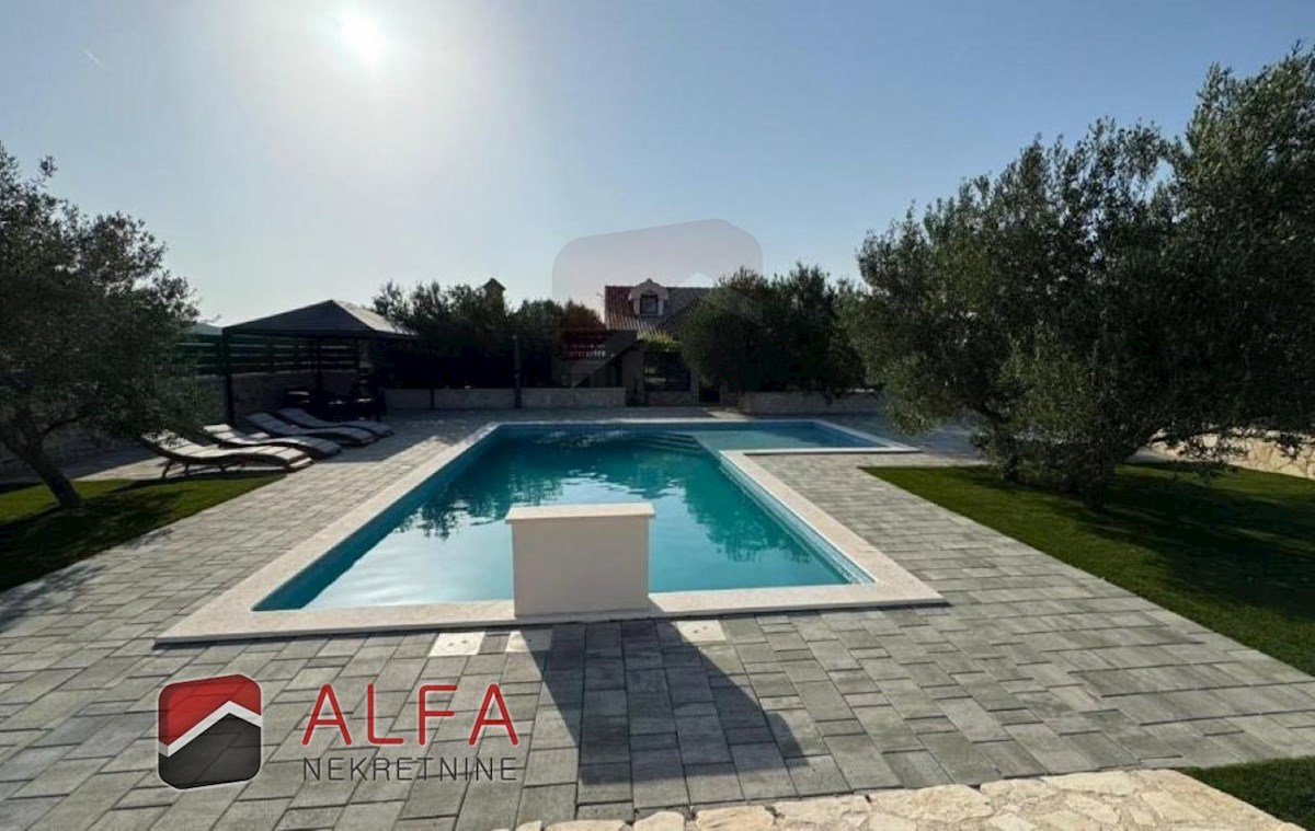 Vodice – hiša z bazenom in oljčnim nasadom naprodaj