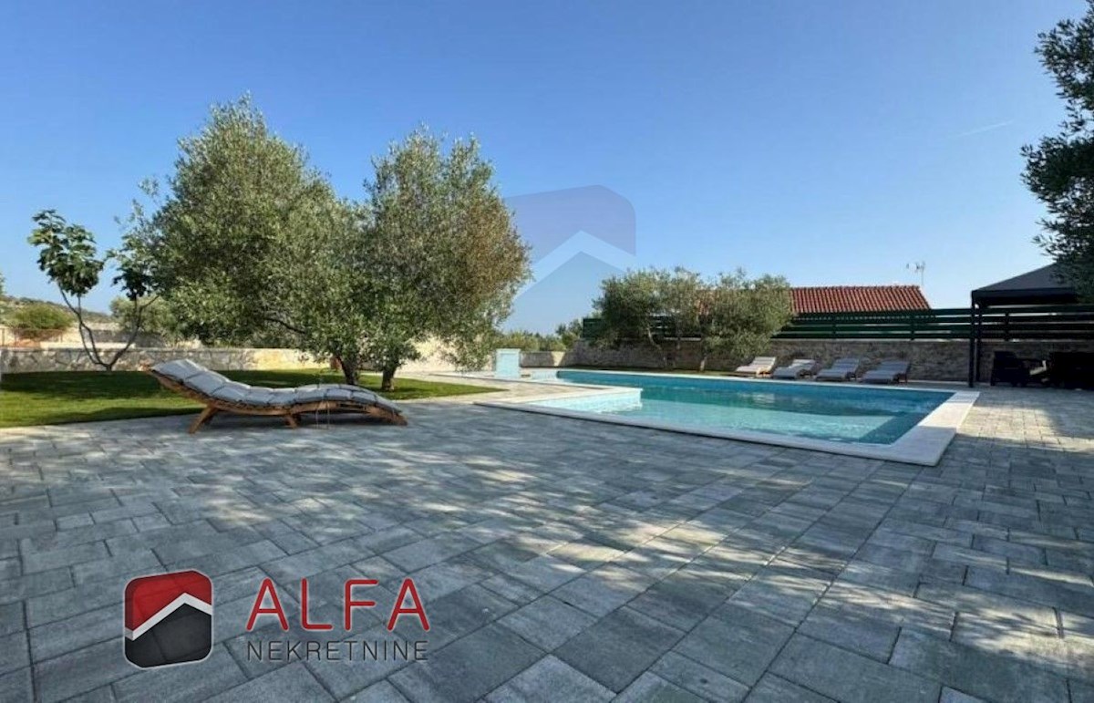 Vodice – hiša z bazenom in oljčnim nasadom naprodaj