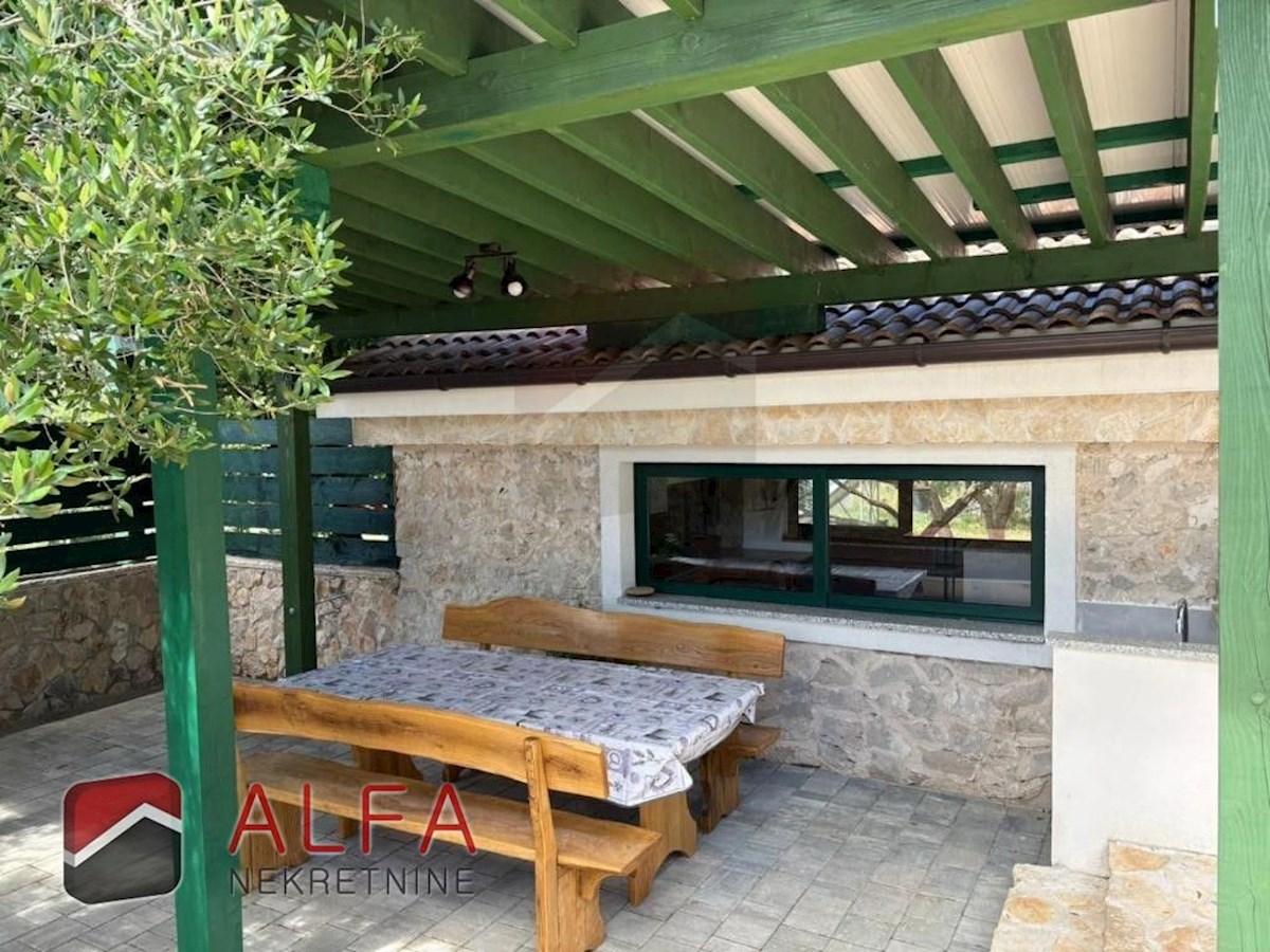 Vodice – hiša z bazenom in oljčnim nasadom naprodaj