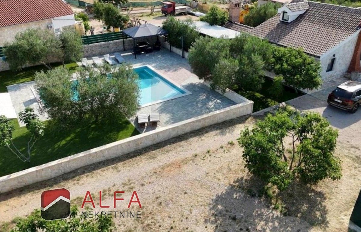 Vodice – hiša z bazenom in oljčnim nasadom naprodaj