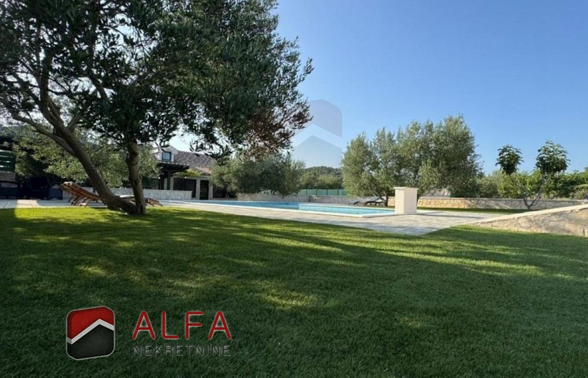 Vodice – hiša z bazenom in oljčnim nasadom naprodaj