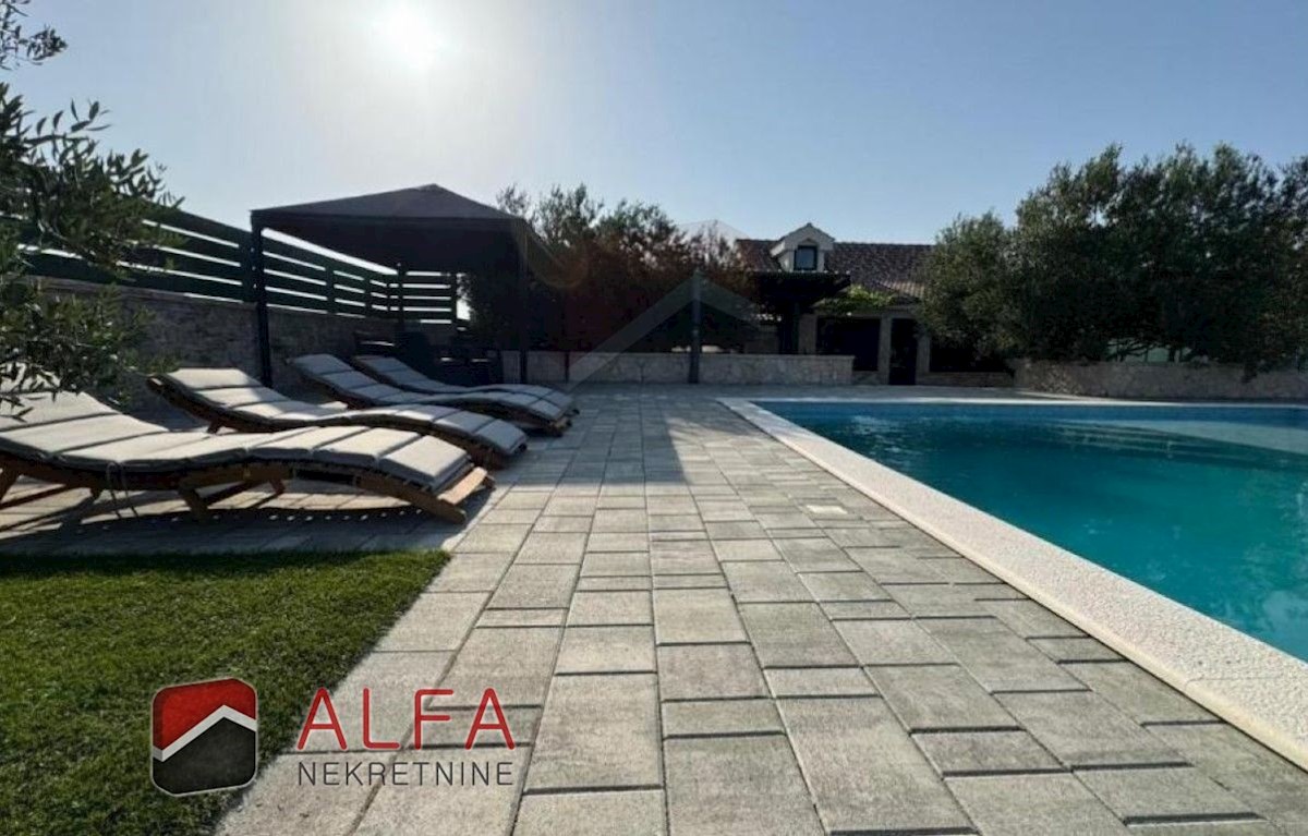 Vodice – hiša z bazenom in oljčnim nasadom naprodaj