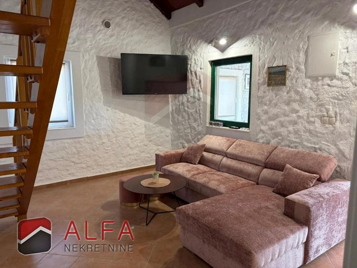 Vodice – hiša z bazenom in oljčnim nasadom naprodaj