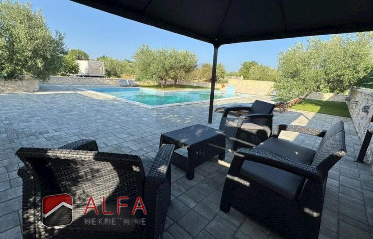 Vodice – hiša z bazenom in oljčnim nasadom naprodaj