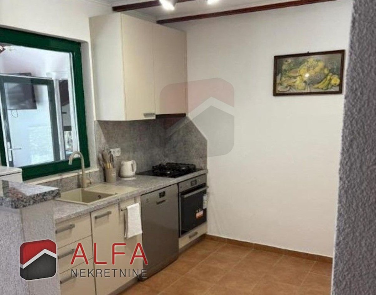 Vodice – hiša z bazenom in oljčnim nasadom naprodaj