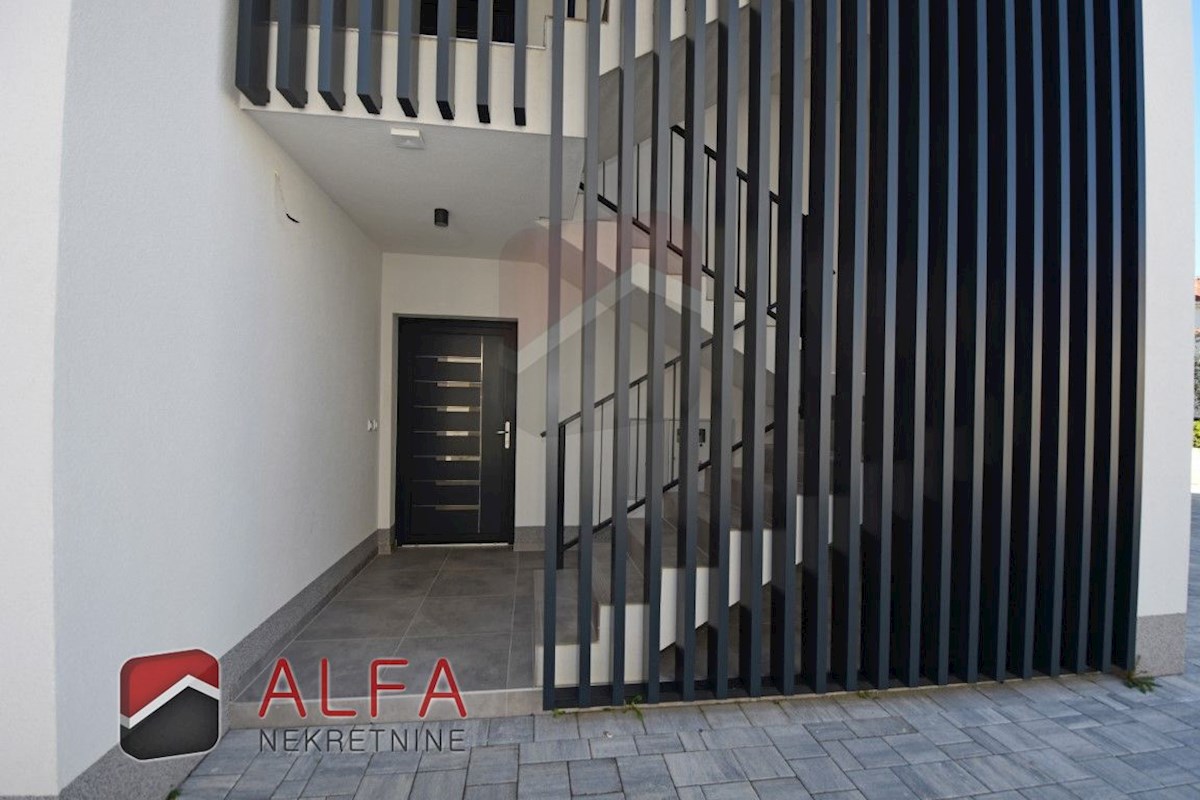 Hrvaška, Vodice – prodaja novo udobno stanovanje, pritličje, vrt, talno ogrevanje