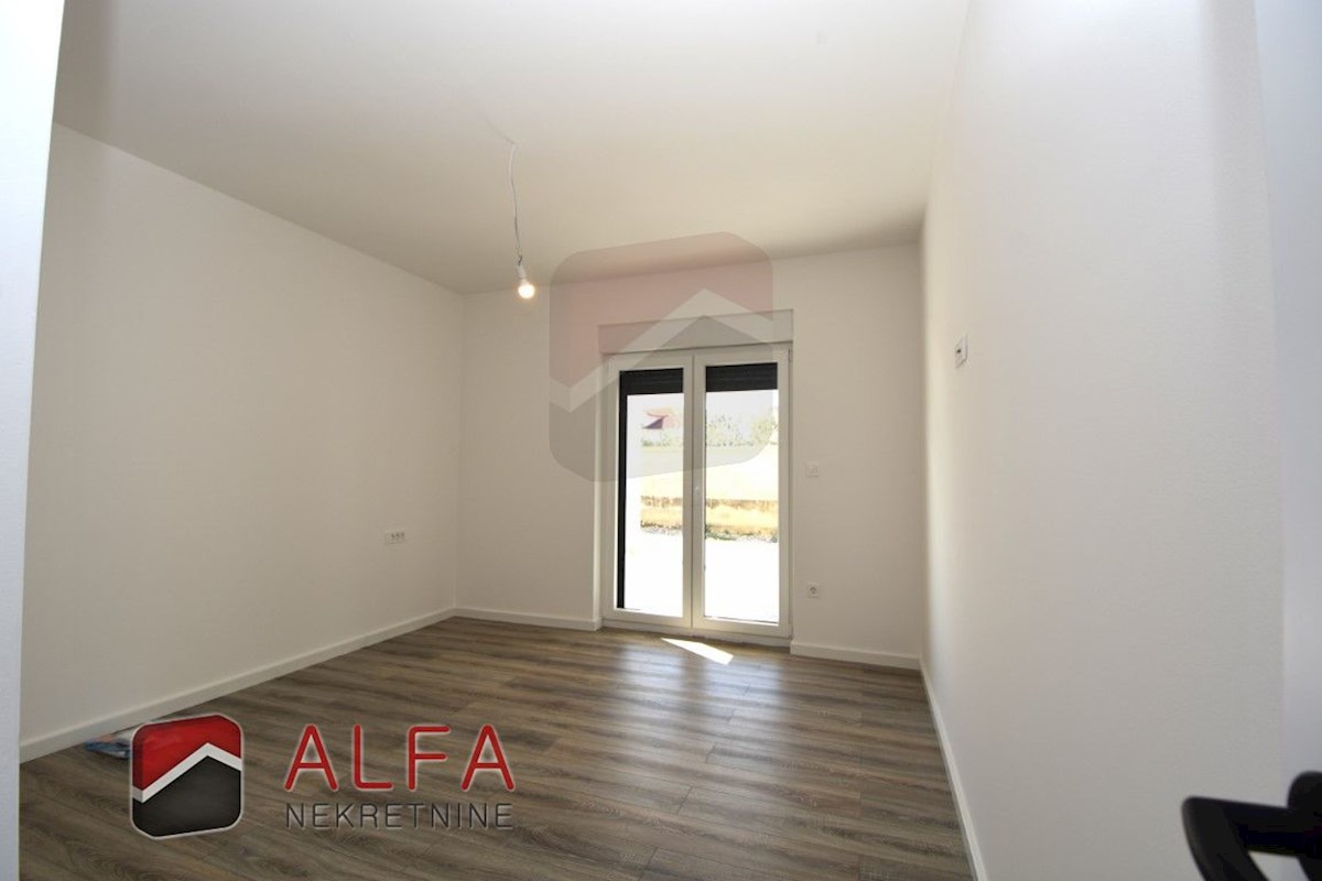 Hrvaška, Vodice – prodaja novo udobno stanovanje, pritličje, vrt, talno ogrevanje