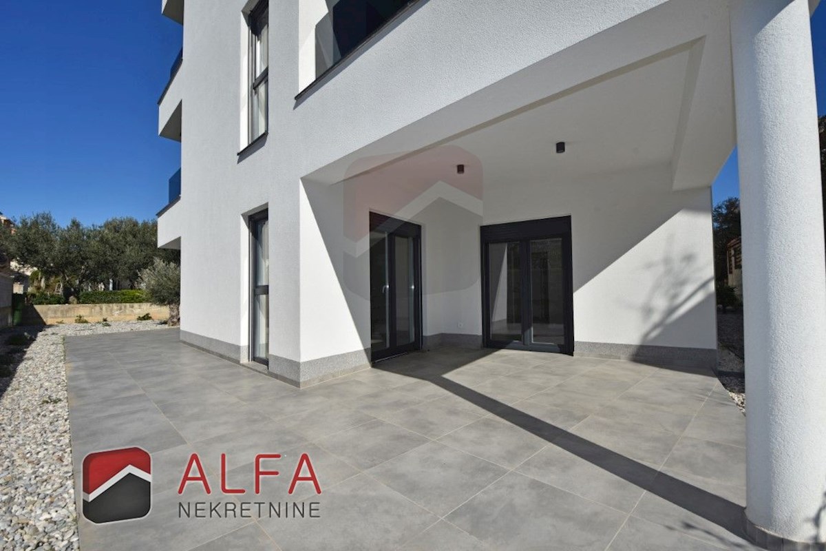 Hrvaška, Vodice – prodaja novo udobno stanovanje, pritličje, vrt, talno ogrevanje