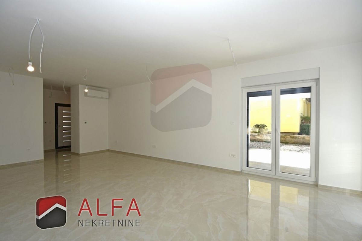 Hrvaška, Vodice – prodaja novo udobno stanovanje, pritličje, vrt, talno ogrevanje