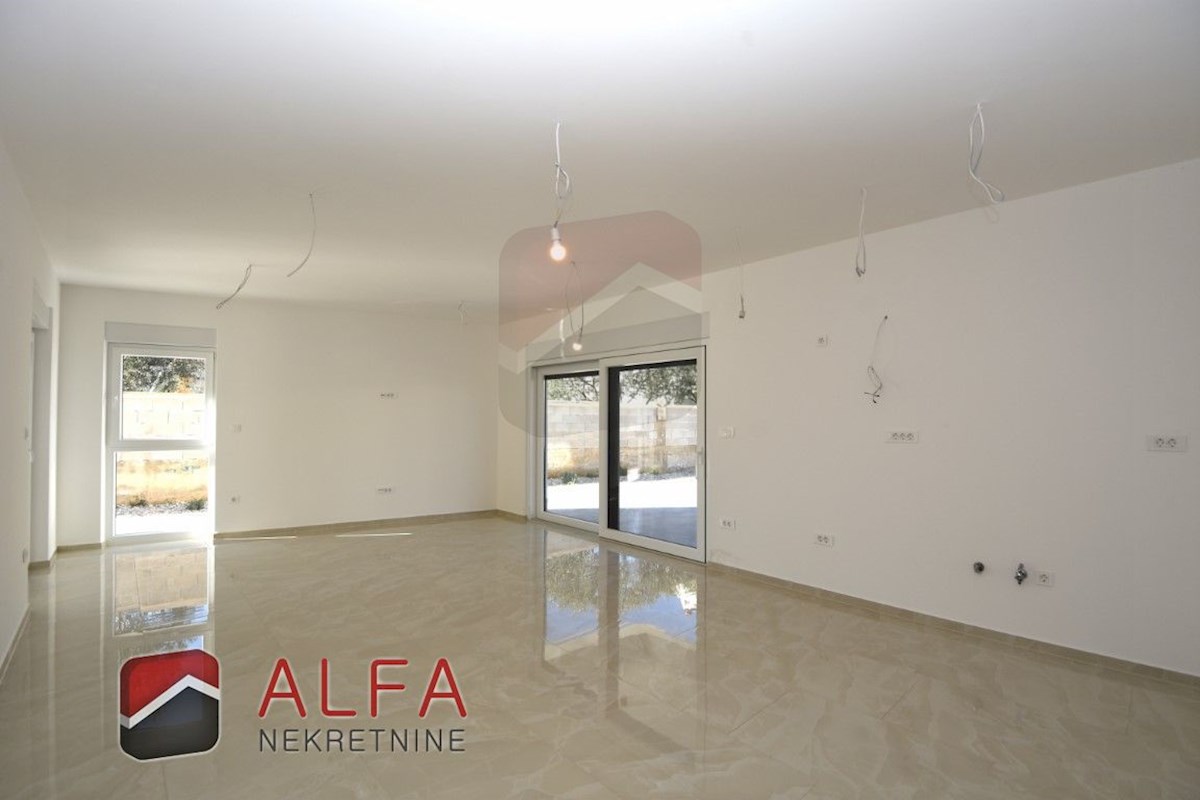 Hrvaška, Vodice – prodaja novo udobno stanovanje, pritličje, vrt, talno ogrevanje