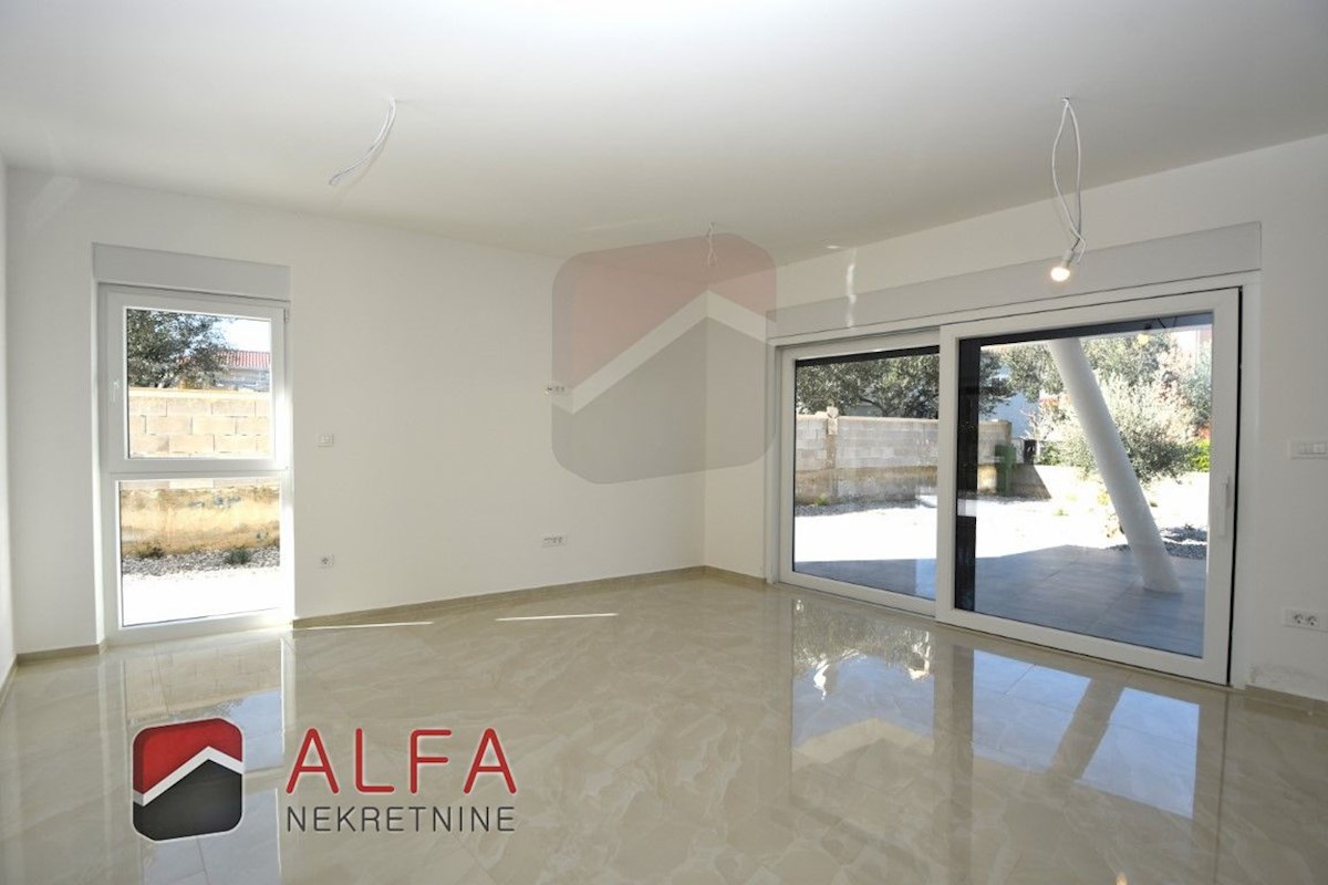 Hrvaška, Vodice – prodaja novo udobno stanovanje, pritličje, vrt, talno ogrevanje