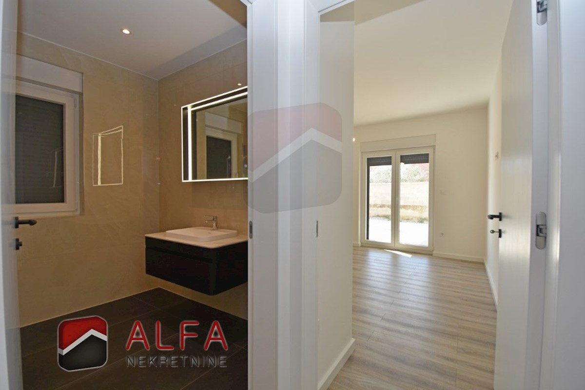 Hrvaška, Vodice – prodaja novo udobno stanovanje, pritličje, vrt, talno ogrevanje