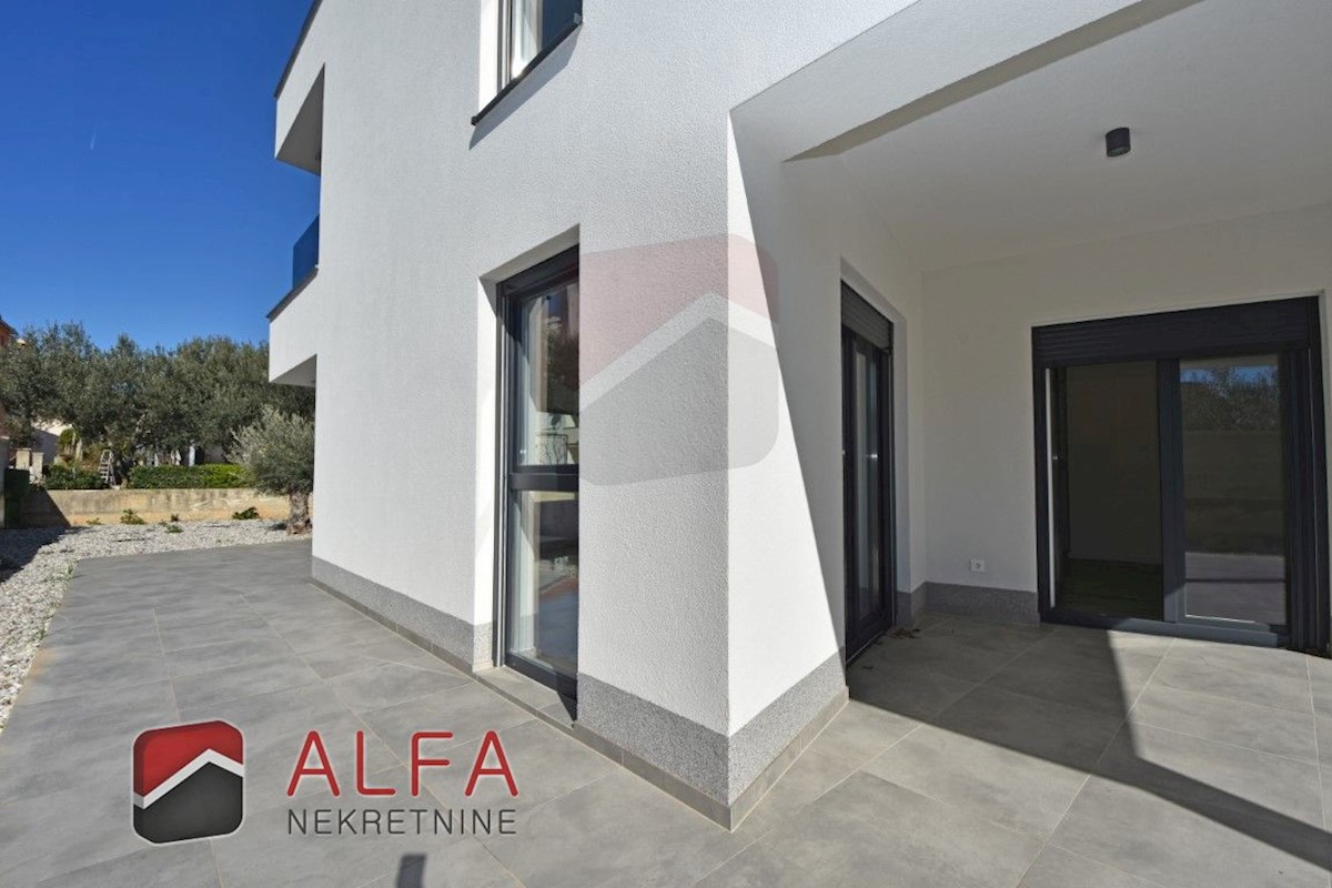 Hrvaška, Vodice – prodaja novo udobno stanovanje, pritličje, vrt, talno ogrevanje