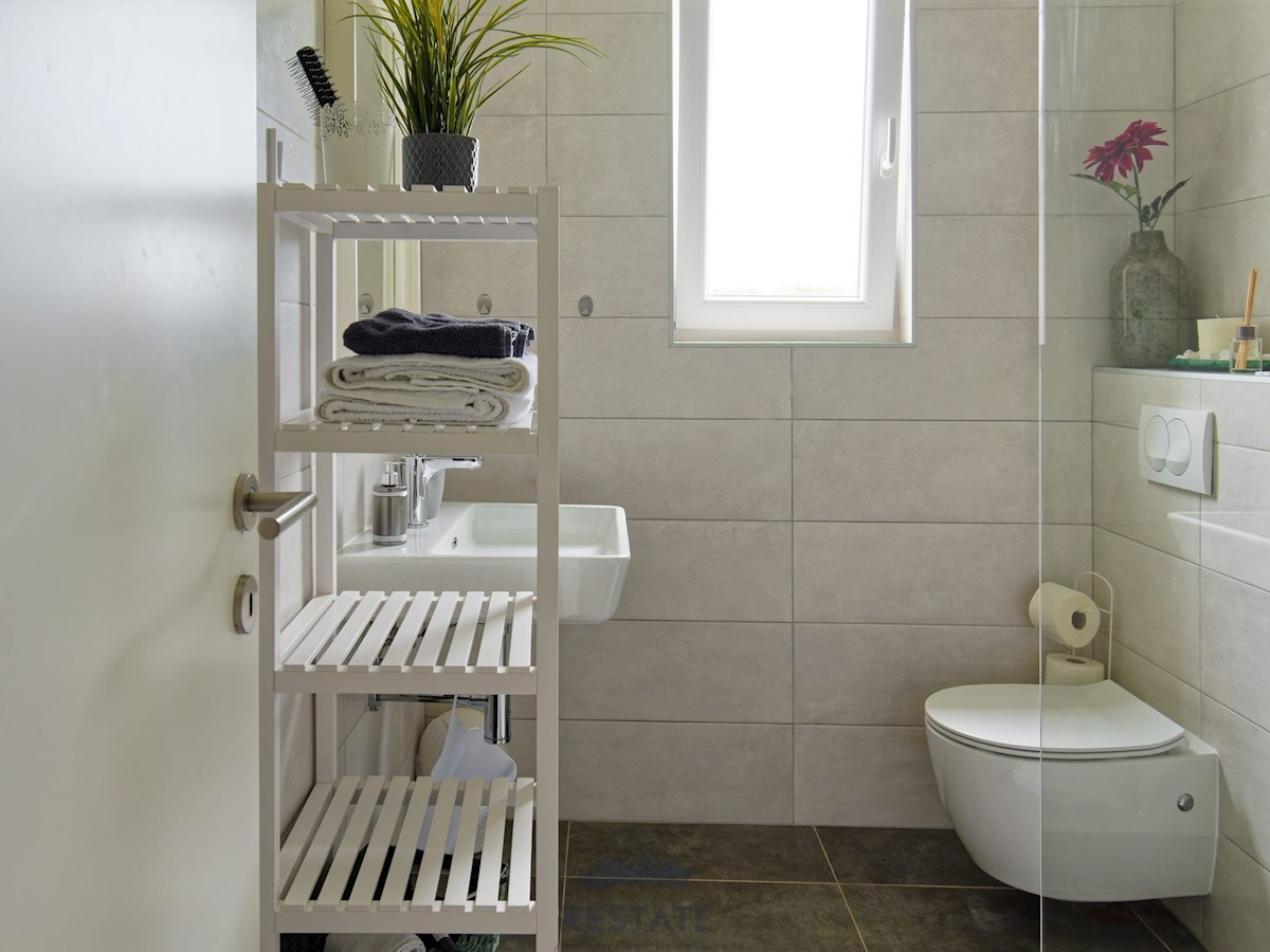 Novigrad – Čudovita hiša v nizu, z razgledom na morje, 3-sobe, 2-kopalnici, jacuzzi, vrt, opremljena, 2PM