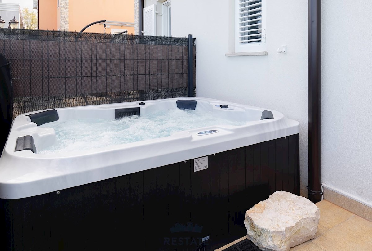 Novigrad – Čudovita hiša v nizu, z razgledom na morje, 3-sobe, 2-kopalnici, jacuzzi, vrt, opremljena, 2PM