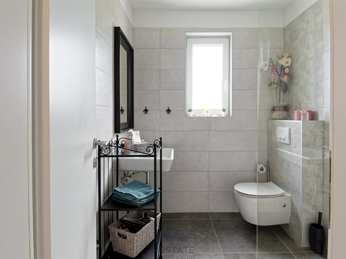 Novigrad – Čudovita hiša v nizu, z razgledom na morje, 3-sobe, 2-kopalnici, jacuzzi, vrt, opremljena, 2PM
