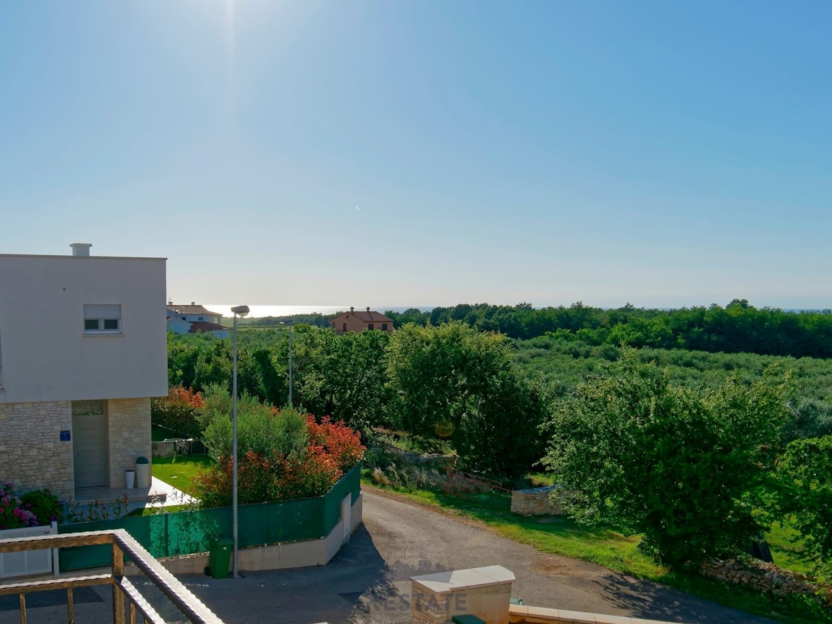 Novigrad – Čudovita hiša v nizu, z razgledom na morje, 3-sobe, 2-kopalnici, jacuzzi, vrt, opremljena, 2PM