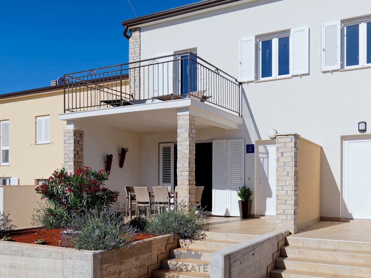 Novigrad – Čudovita hiša v nizu, z razgledom na morje, 3-sobe, 2-kopalnici, jacuzzi, vrt, opremljena, 2PM
