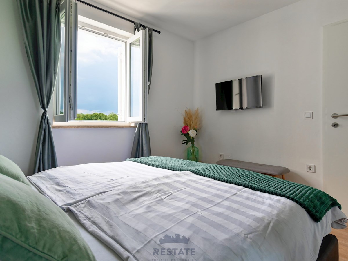Novigrad – Čudovita hiša v nizu, z razgledom na morje, 3-sobe, 2-kopalnici, jacuzzi, vrt, opremljena, 2PM