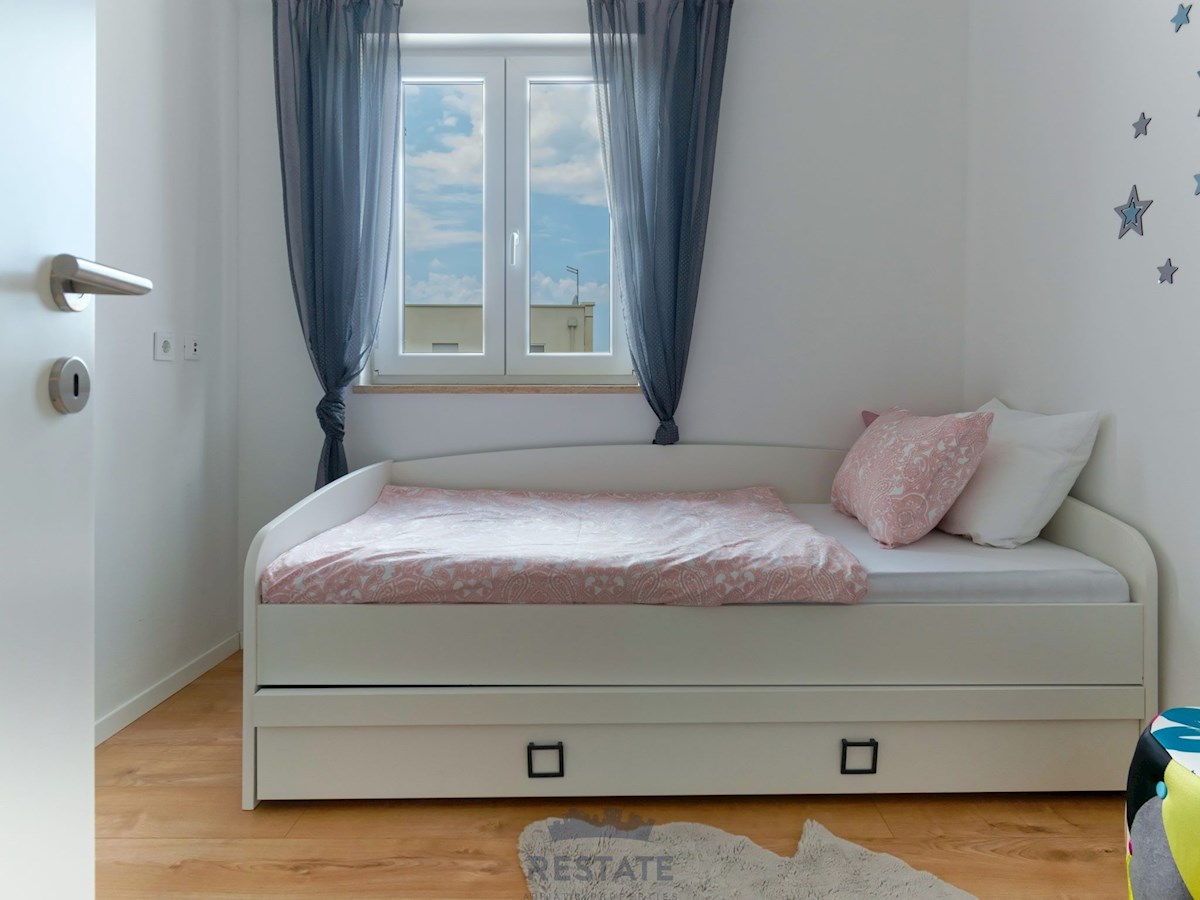 Novigrad – Čudovita hiša v nizu, z razgledom na morje, 3-sobe, 2-kopalnici, jacuzzi, vrt, opremljena, 2PM