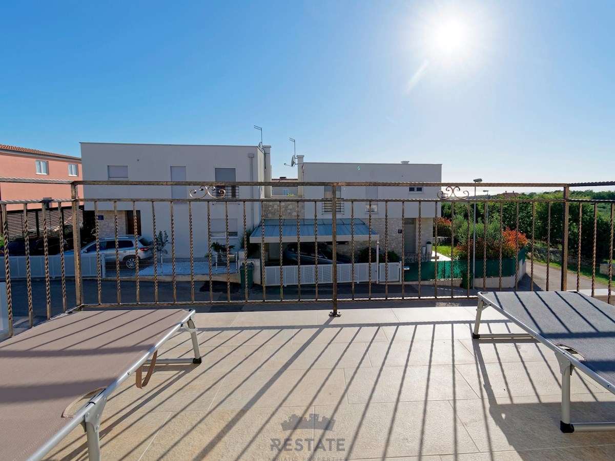 Novigrad – Čudovita hiša v nizu, z razgledom na morje, 3-sobe, 2-kopalnici, jacuzzi, vrt, opremljena, 2PM
