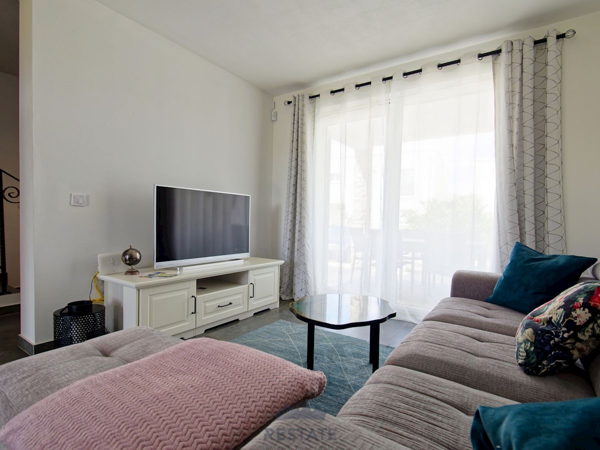 Novigrad – Čudovita hiša v nizu, z razgledom na morje, 3-sobe, 2-kopalnici, jacuzzi, vrt, opremljena, 2PM