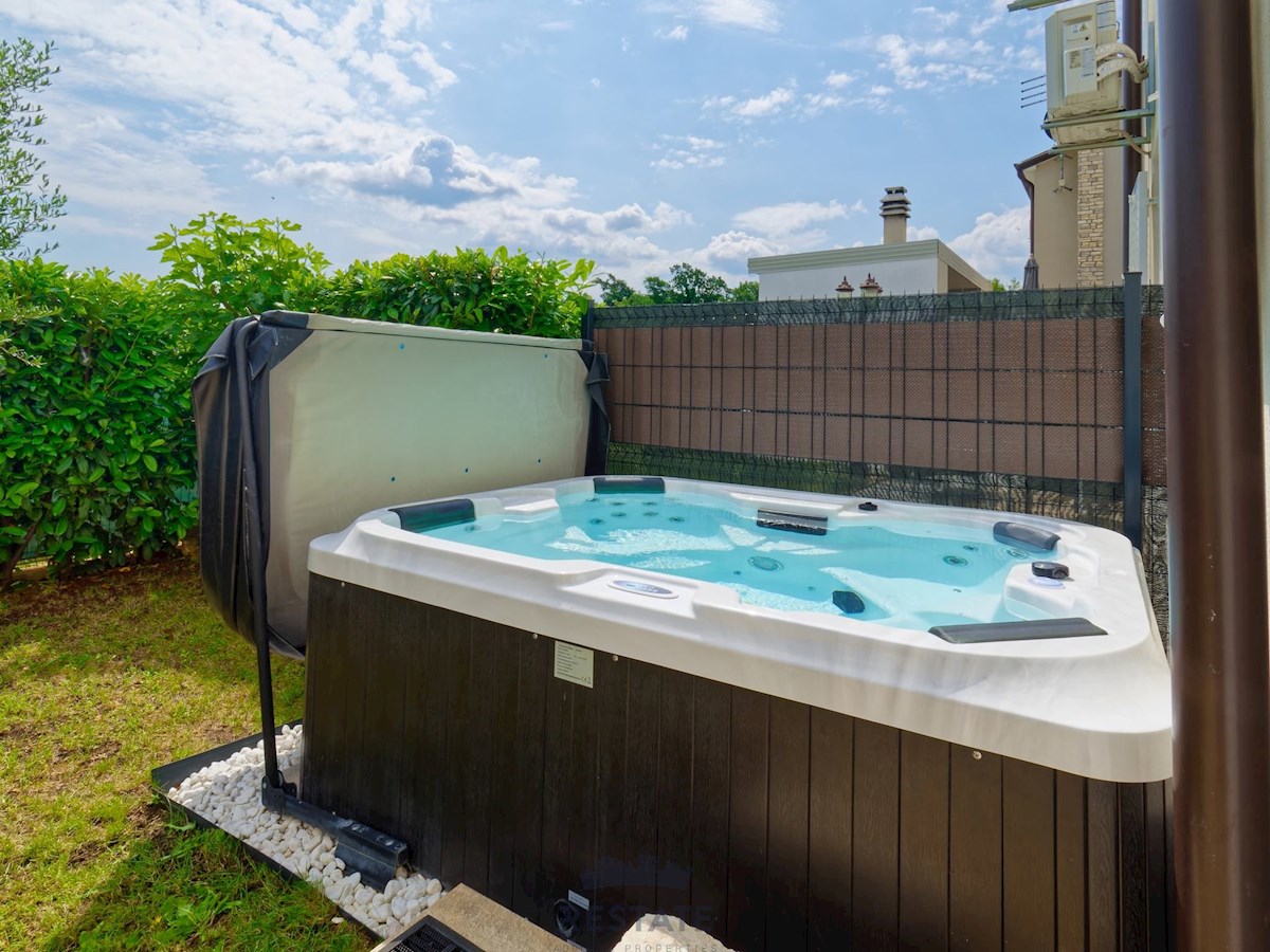 Novigrad – Čudovita hiša v nizu, z razgledom na morje, 3-sobe, 2-kopalnici, jacuzzi, vrt, opremljena, 2PM