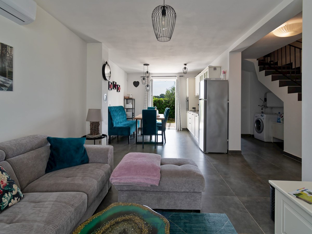 Novigrad – Čudovita hiša v nizu, z razgledom na morje, 3-sobe, 2-kopalnici, jacuzzi, vrt, opremljena, 2PM
