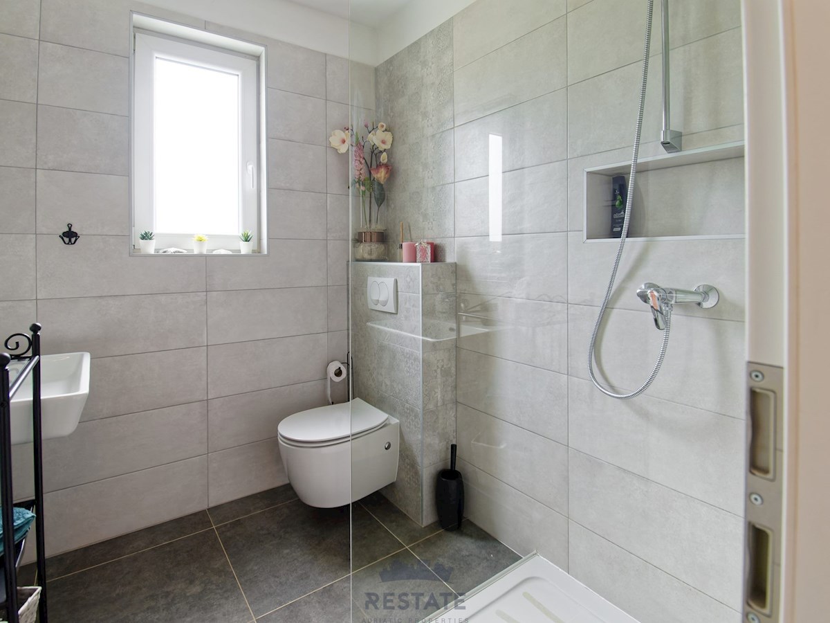 Novigrad – Čudovita hiša v nizu, z razgledom na morje, 3-sobe, 2-kopalnici, jacuzzi, vrt, opremljena, 2PM