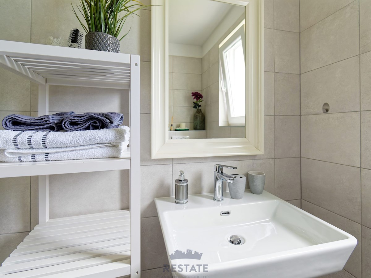 Novigrad – Čudovita hiša v nizu, z razgledom na morje, 3-sobe, 2-kopalnici, jacuzzi, vrt, opremljena, 2PM