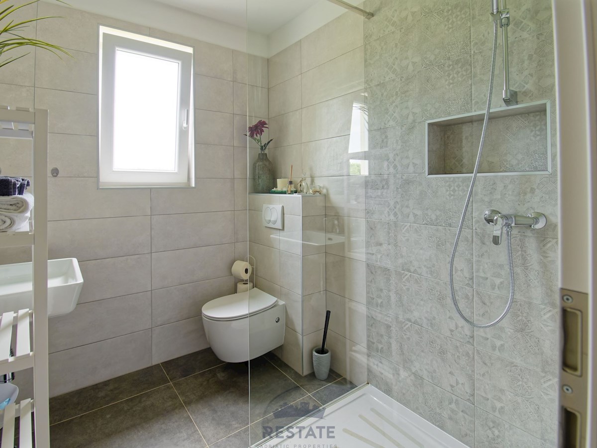 Novigrad – Čudovita hiša v nizu, z razgledom na morje, 3-sobe, 2-kopalnici, jacuzzi, vrt, opremljena, 2PM