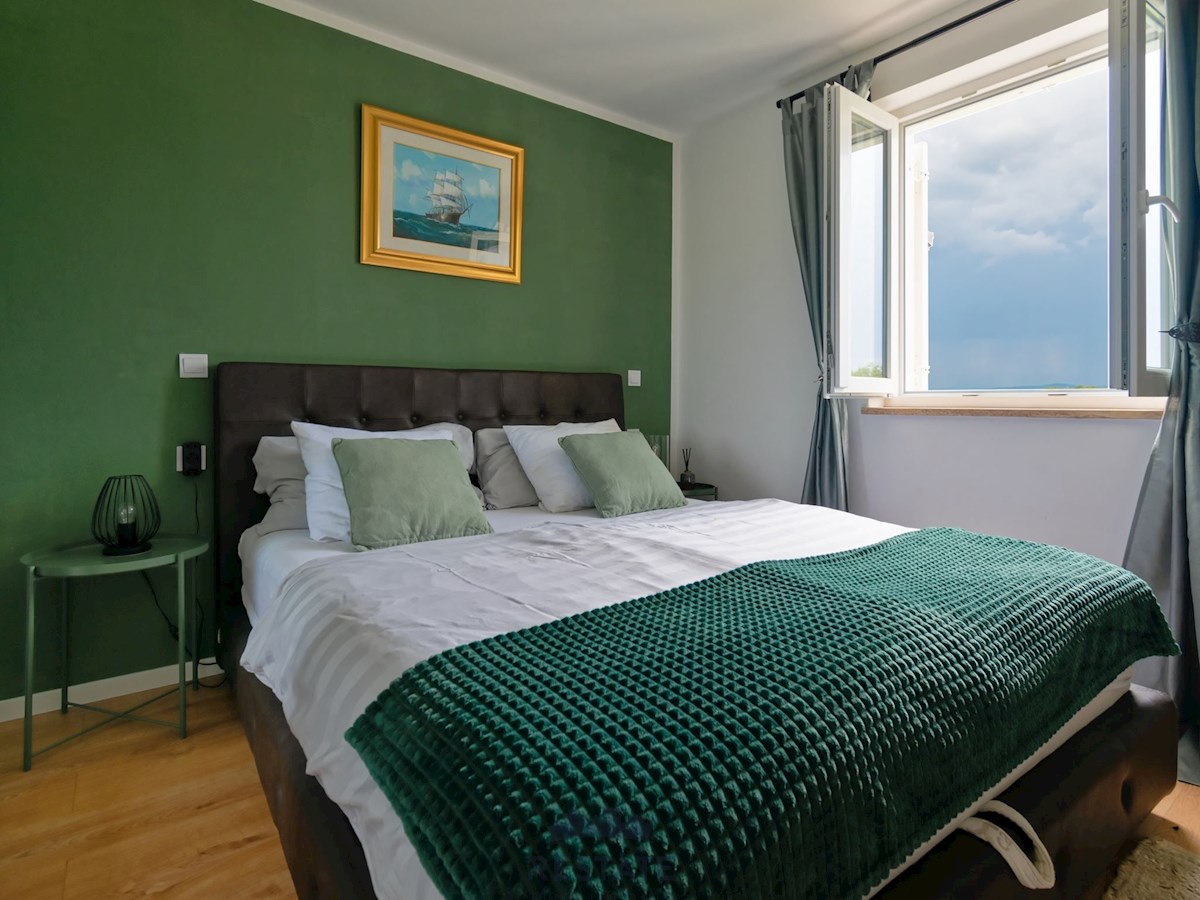 Novigrad – Čudovita hiša v nizu, z razgledom na morje, 3-sobe, 2-kopalnici, jacuzzi, vrt, opremljena, 2PM